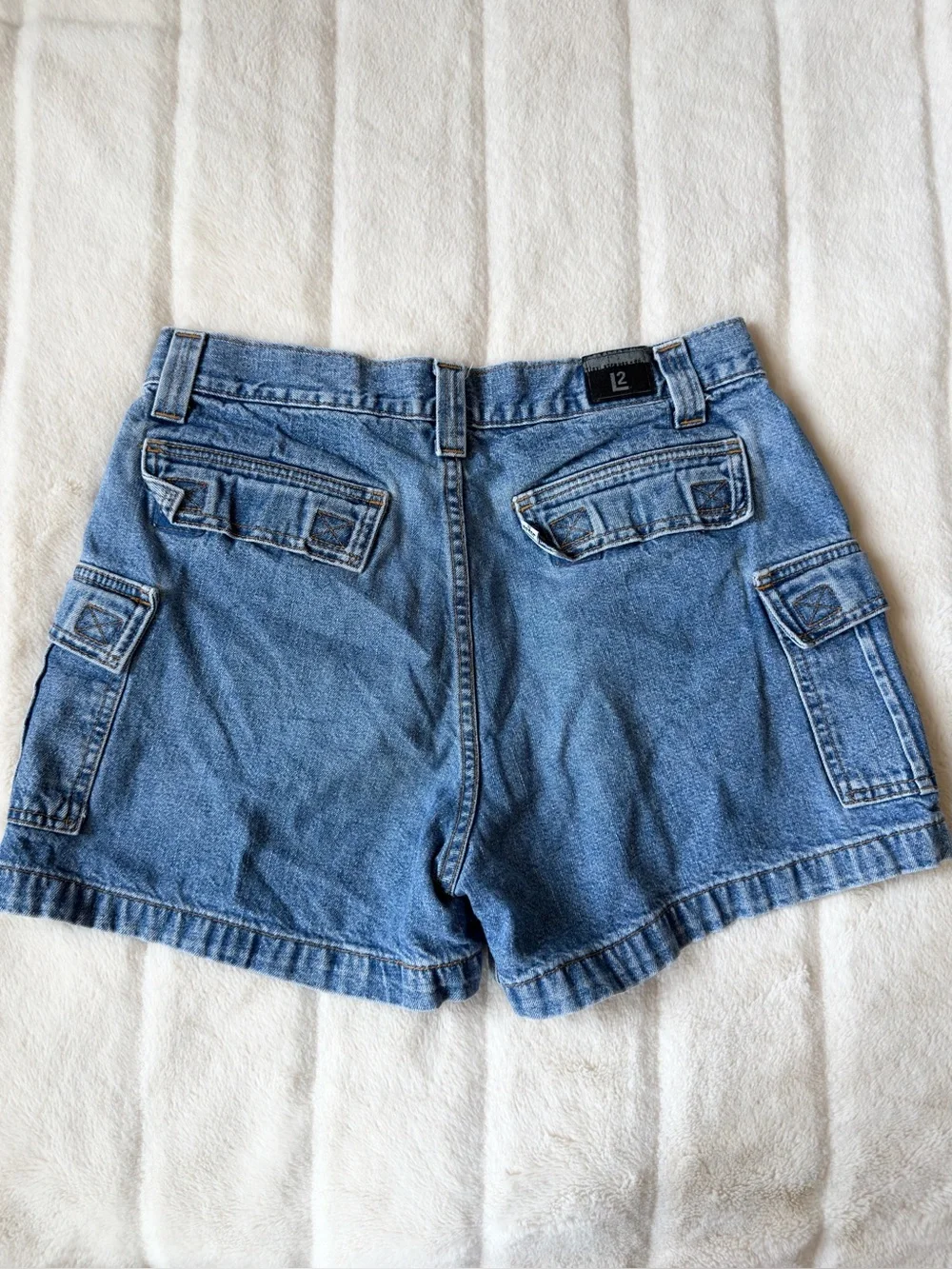 Vintage Levi’s L2 High Waisted Denim Cargo Shorts Size 30 - Picture 2 of 6